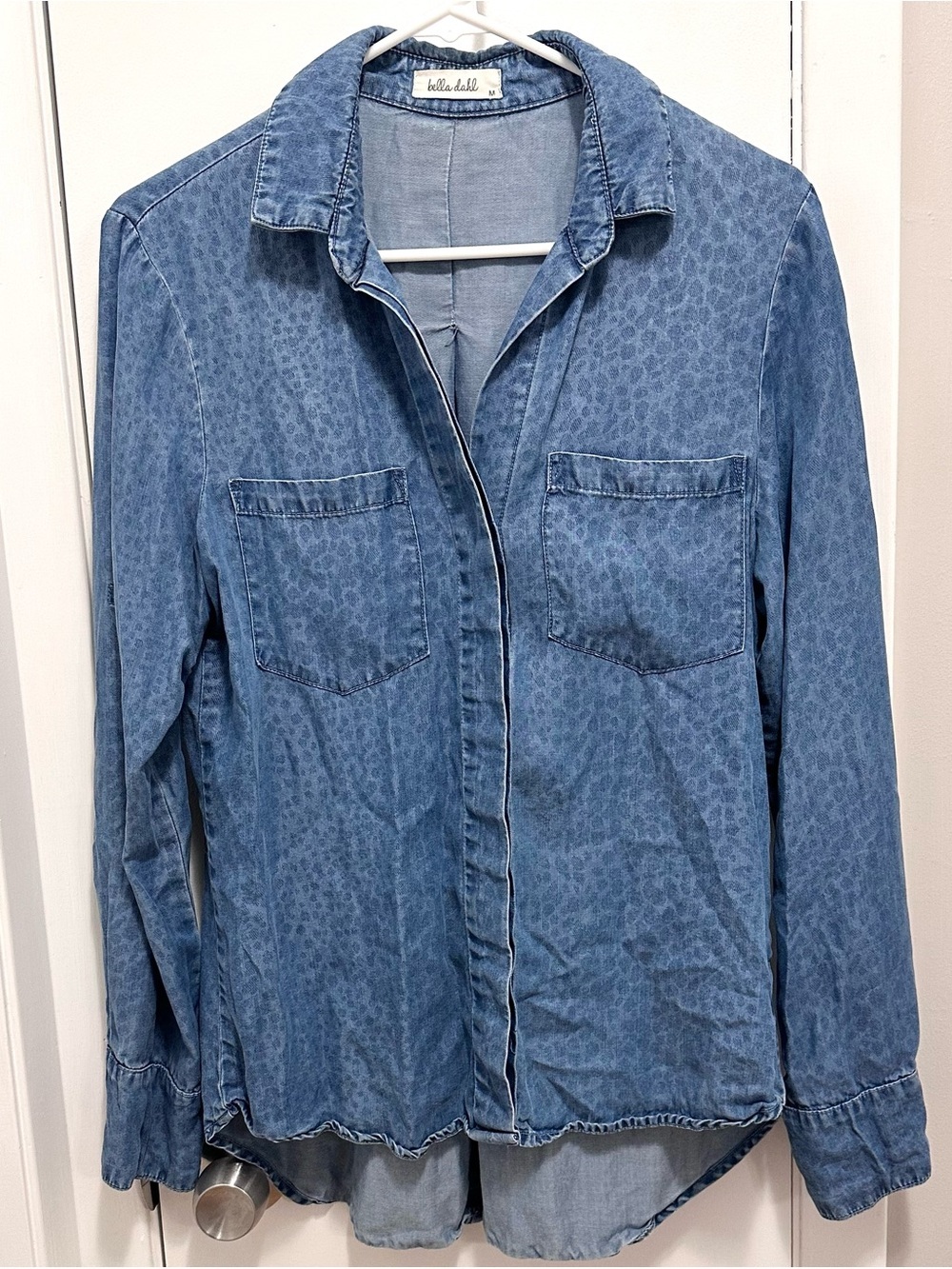 Bella Dahl Blue Tonal Leopard Chambray Button Up Collared Shirt Tencel Blouse M